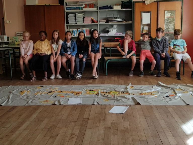 Animation d'un atelier "nouilles" dans une école primaire