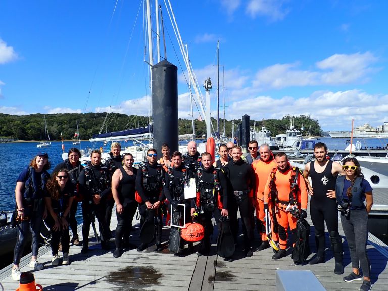 équipe de plongeurs militaires engagée dans l'exploration des herbiers de zostères marines