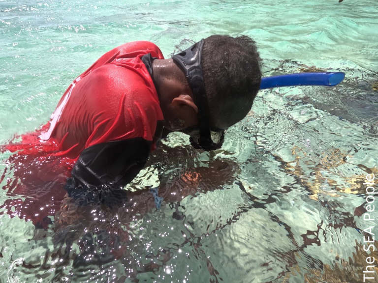 un enfant qui restaure des coraux