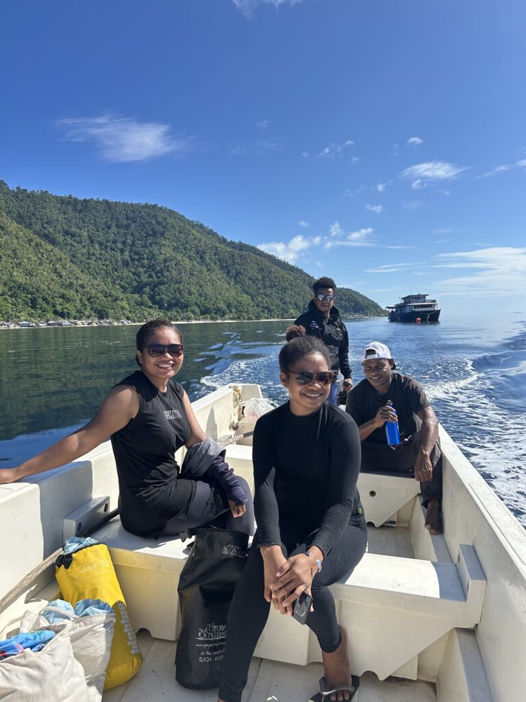equipe The Sea People sur un bateau