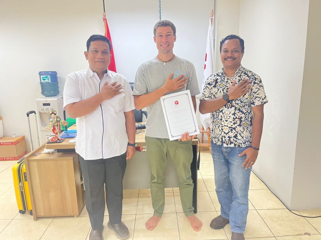 Arnaud Brival, directeur de The SEA People et le Dr. Arif Wibowo, SP., M.Si., chef du centre de recherche pour la conservation des ressources marines et des eaux continentales du BRIN