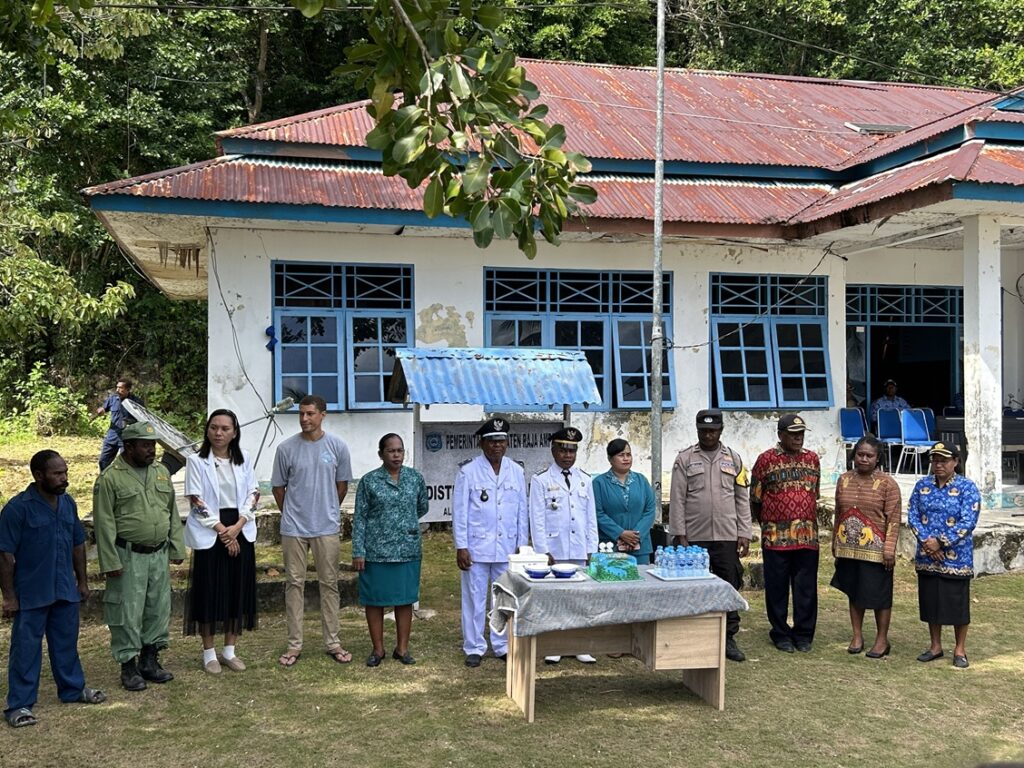equipe Yaf Keru aux côtés des autorités locales